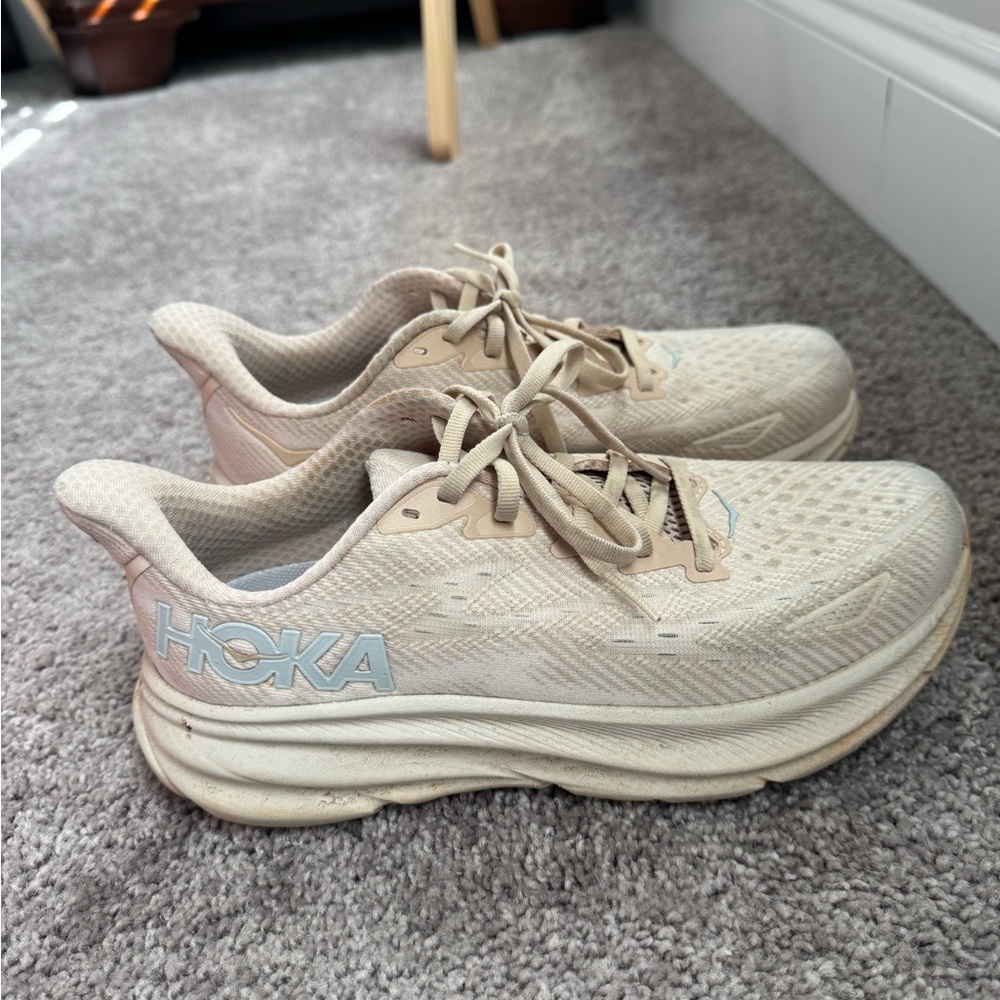 Hoka Clifton 9 Running Shoes in Shifting Sand/Eggnog (cream/beige)